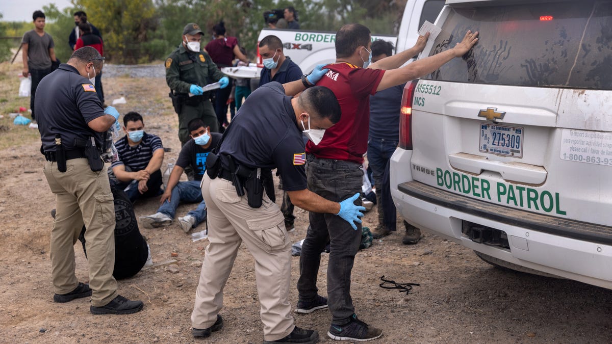 Border patrol join police to stop illegal crossings in Texas, Arizona